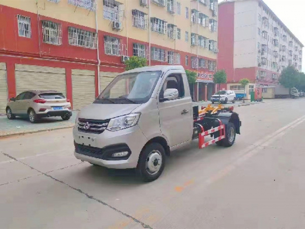 長安國六汽油鈎臂（車(chē)廂可卸）式垃圾車(chē)（後雙輪）