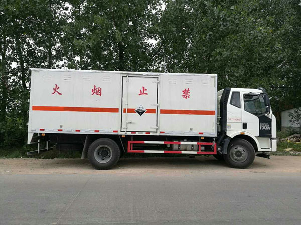 解放(fàng)6.2米（10.4噸）腐蝕品廂式車(chē)